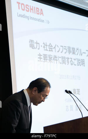 Tokyo, Japon. 27 novembre, 2015. Toshiba Corp Président et chef Masashi Muromachi arcs au cours d'une conférence de presse au siège de la société le 27 novembre 2015, Tokyo, Japon. Toshiba a annoncé une perte d'exploitation de 290 millions USD à partir de sa filiale d'affaires nucléaires Westinghouse Electric Co. depuis 2006, l'année qu'il a acquis l'entreprise américaine. Le magazine japonais Nikkei Business avaient signalé plus tôt ce mois que Toshiba n'a jamais divulgué les performances de Westinghouse, ce qui a amené cette annonce. Credit : Rodrigo Reyes Marin/AFLO/Alamy Live News Banque D'Images