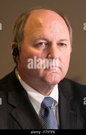 Tokyo, Japon. 27 novembre, 2015. Westinghouse chef Danny Roderick assiste à une conférence de presse au siège de la société le 27 novembre 2015, Tokyo, Japon. Toshiba a annoncé une perte d'exploitation de 290 millions USD à partir de sa filiale d'affaires nucléaires Westinghouse Electric Co. depuis 2006, l'année qu'il a acquis l'entreprise américaine. Le magazine japonais Nikkei Business avaient signalé plus tôt ce mois que Toshiba n'a jamais divulgué les performances de Westinghouse, ce qui a amené cette annonce. Credit : Rodrigo Reyes Marin/AFLO/Alamy Live News Banque D'Images