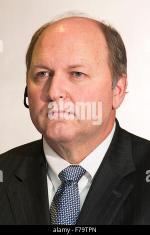 Tokyo, Japon. 27 novembre, 2015. Westinghouse chef Danny Roderick assiste à une conférence de presse au siège de la société le 27 novembre 2015, Tokyo, Japon. Toshiba a annoncé une perte d'exploitation de 290 millions USD à partir de sa filiale d'affaires nucléaires Westinghouse Electric Co. depuis 2006, l'année qu'il a acquis l'entreprise américaine. Le magazine japonais Nikkei Business avaient signalé plus tôt ce mois que Toshiba n'a jamais divulgué les performances de Westinghouse, ce qui a amené cette annonce. Credit : Rodrigo Reyes Marin/AFLO/Alamy Live News Banque D'Images