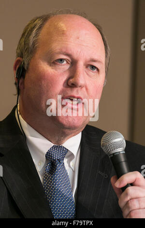 Tokyo, Japon. 27 novembre, 2015. Westinghouse chef Danny Roderick prend la parole lors d'une conférence de presse au siège de la société le 27 novembre 2015, Tokyo, Japon. Toshiba a annoncé une perte d'exploitation de 290 millions USD à partir de sa filiale d'affaires nucléaires Westinghouse Electric Co. depuis 2006, l'année qu'il a acquis l'entreprise américaine. Le magazine japonais Nikkei Business avaient signalé plus tôt ce mois que Toshiba n'a jamais divulgué les performances de Westinghouse, ce qui a amené cette annonce. Credit : Rodrigo Reyes Marin/AFLO/Alamy Live News Banque D'Images