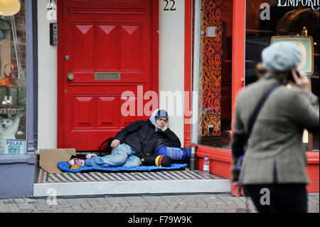 L'homme croyait dormir agitée dans la porte de Ship Street Brighton quand les gens passent Banque D'Images