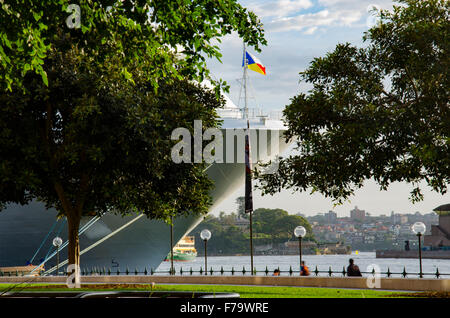 L'arc d'un bateau de croisière dans le port de Sydney, en Australie, à Circular Quay Banque D'Images