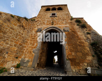 Porte d'entrée de Civita di Bagnoregio "Il paese che muore' ('la ville qui est en train de mourir') construit sur un plateau de tuf volcanique friable - Viterbe, Italie Banque D'Images