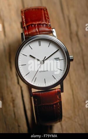 Montre-bracelet classique sur fond de bois Banque D'Images