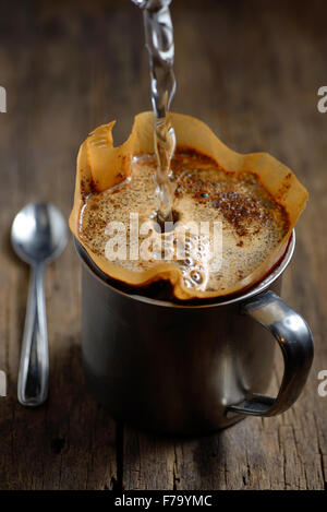 Tasse de café dans le porte-filtre et Banque D'Images