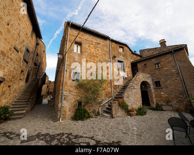 Civita di Bagnoregio "Il paese che muore' ('la ville qui est en train de mourir') construit sur un plateau de tuf volcanique friable en érosion constante - Viterbe, Italie Banque D'Images