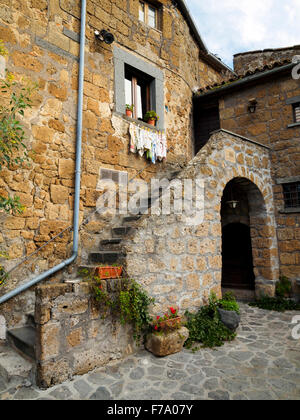 Civita di Bagnoregio "Il paese che muore' ('la ville qui est en train de mourir') construit sur un plateau de tuf volcanique friable en érosion constante - Viterbe, Italie Banque D'Images