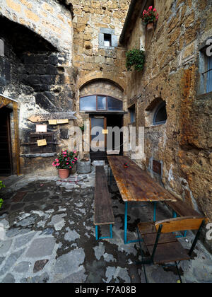 Civita di Bagnoregio "Il paese che muore' ('la ville qui est en train de mourir') construit sur un plateau de tuf volcanique friable en érosion constante - Viterbe, Italie Banque D'Images