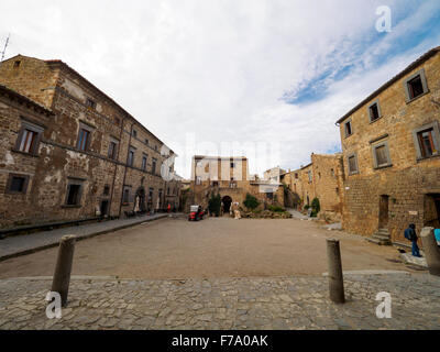 Civita di Bagnoregio "Il paese che muore' ('la ville qui se meurt") en construit sur un plateau de tuf volcanique friable en érosion constante - Viterbe, Italie Banque D'Images