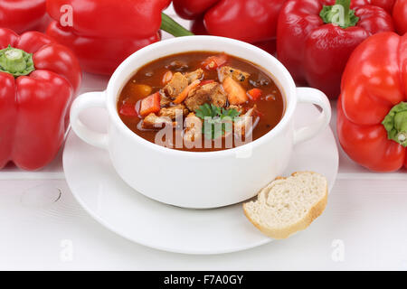 Goulasch soupe repas avec de la viande et de paprika dans tasse Banque D'Images