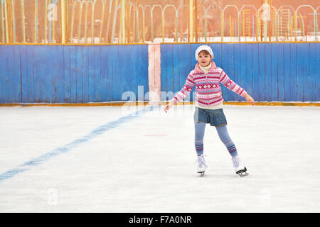 Girl patinage sur glace Banque D'Images