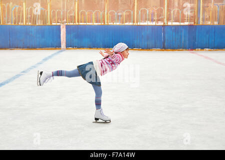 Girl patinage sur glace Banque D'Images