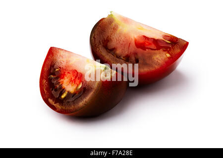 Rouge foncé, vert, noir, brun de tranches de tomate isolé sur blanc. Retouché, l'infinie profondeur de champ Banque D'Images