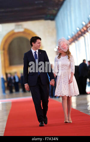 La Valette, Malte. 27 Nov, 2015. Le premier ministre du Canada, Justin Trudeau et son épouse Sophie Grégoire arrivent pour la cérémonie d'ouverture de la réunion des chefs de gouvernement du Commonwealth (CHOGM), à La Valette, Malte, le 27 novembre, 2015. La prochaine réunion des chefs de gouvernement du Commonwealth (CHOGM), sur le thème le Commonwealth -- L'ajout de valeur", aura lieu à La Valette, la capitale de Malte à partir de vendredi à dimanche. Credit : Jin Yu/Xinhua/Alamy Live News Banque D'Images