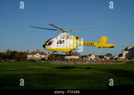 L'ambulance aérienne Essex et Herts font confiance à l'hélicoptère dans le pré de la salle de bains Walton sur la Naze avec une ambulance roead Banque D'Images