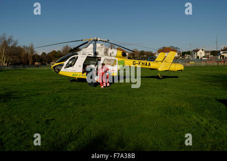 L'Essex et Herts air ambulance trust hélicoptère à bathhouse meadow Walton sur l  ? Banque D'Images