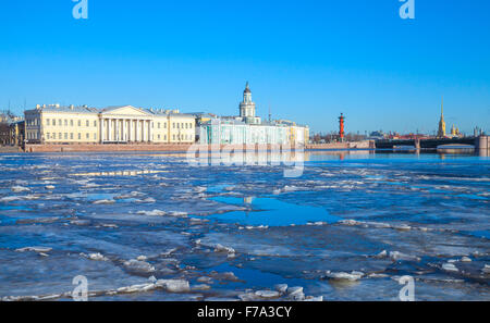 Vue urbaine avec la glace flottant sur la rivière Neva à Saint-Pétersbourg, Russie Banque D'Images