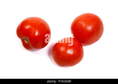 Trois tomates mûres rouge isolé sur fond blanc. Les légumes frais tomates juteuses sur blanc. Banque D'Images