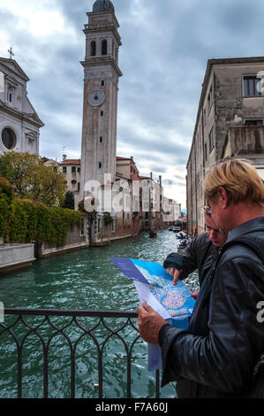 En regardant une carte touristique à Venise, Italie Banque D'Images