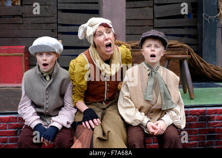 Street urchin interprètes de chant à la fête de Noël victorien 2015 Portsmouth england uk Banque D'Images