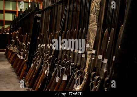 Londres, Royaume-Uni. 27 novembre 2015. Un rack de vintage rifles sur l'affichage à l'aperçu du 'armes faites pour la royauté et de la Noblesse' vente, par Gavin Gardiner Ltd, de moderne et de vintage les fusils et carabines à Sotheby's à Londres, avant leur vente, le 1er décembre. Crédit : Stephen Chung / Alamy Live News Banque D'Images