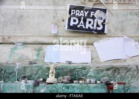 La ville de Lyon rend hommage aux attentats terroristes commis par Daesh à Paris, le 13 novembre 2015, sur la place Bellecour, dans le centre de la ville. Banque D'Images