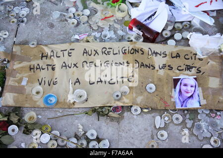 La ville de Lyon rend hommage aux attentats terroristes commis par Daesh à Paris, le 13 novembre 2015, sur la place Bellecour, dans le centre de la ville. Banque D'Images