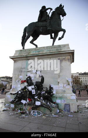 La ville de Lyon rend hommage aux attentats terroristes commis par Daesh à Paris, le 13 novembre 2015, sur la place Bellecour, dans le centre de la ville. Banque D'Images