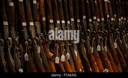 Londres, Royaume-Uni. 27 novembre 2015. Un rack de vintage rifles sur l'affichage à l'aperçu du 'armes faites pour la royauté et de la Noblesse' vente, par Gavin Gardiner Ltd, de moderne et de vintage les fusils et carabines à Sotheby's à Londres, avant leur vente, le 1er décembre. Crédit : Stephen Chung / Alamy Live News Banque D'Images