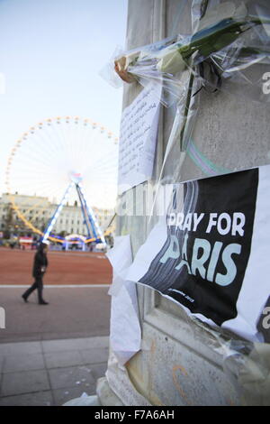 La ville de Lyon rend hommage aux attentats terroristes commis par Daesh à Paris, le 13 novembre 2015, sur la place Bellecour, dans le centre de la ville. Banque D'Images