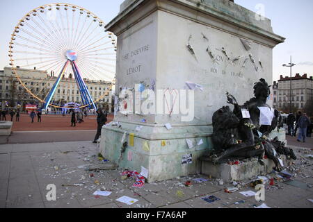 La ville de Lyon rend hommage aux attentats terroristes commis par Daesh à Paris, le 13 novembre 2015, sur la place Bellecour, dans le centre de la ville. Banque D'Images