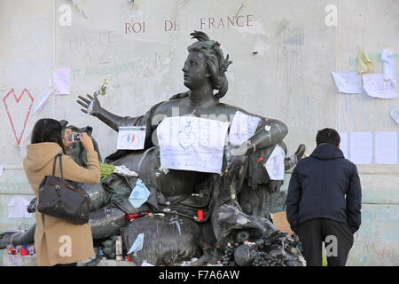 La ville de Lyon rend hommage aux attentats terroristes commis par Daesh à Paris, le 13 novembre 2015, sur la place Bellecour, dans le centre de la ville. Banque D'Images