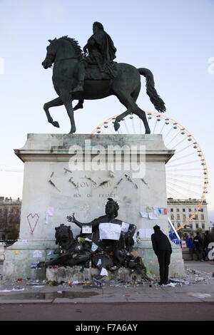 La ville de Lyon rend hommage aux attentats terroristes commis par Daesh à Paris, le 13 novembre 2015, sur la place Bellecour, dans le centre de la ville. Banque D'Images