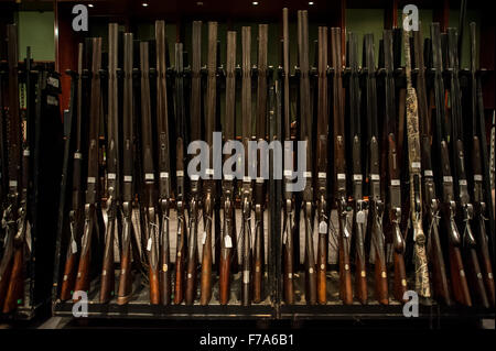 Londres, Royaume-Uni. 27 novembre 2015. Un rack de vintage rifles sur l'affichage à l'aperçu du 'armes faites pour la royauté et de la Noblesse' vente, par Gavin Gardiner Ltd, de moderne et de vintage les fusils et carabines à Sotheby's à Londres, avant leur vente, le 1er décembre. Crédit : Stephen Chung / Alamy Live News Banque D'Images