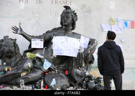 La ville de Lyon rend hommage aux attentats terroristes commis par Daesh à Paris, le 13 novembre 2015, sur la place Bellecour, dans le centre de la ville. Banque D'Images