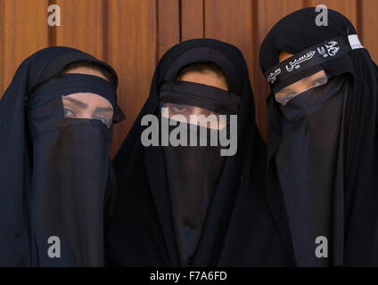 Les femmes musulmanes chiite iranien deuil Imam Hussein Le jour de Tasua avec leurs visages couverts par un voile, la province du Lorestan, Khorramabad, Iran Banque D'Images