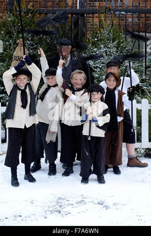 Les enfants effectuer comme ramoneurs à la fête de Noël victorien 2015 Portsmouth england uk Banque D'Images