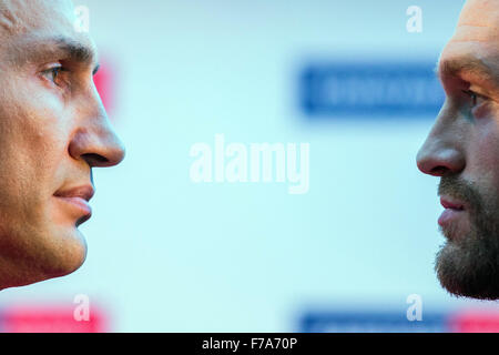 Essen, Allemagne. 27 Nov, 2015. Boxeur ukrainien Wladimir Klitschko (L), qui détient les titres de la WBA, IBF, WBO et IBO, fait face à son concurrent britannique Tyson Fury à la pesée officielle en à Essen, Allemagne, 27 novembre 2015. Klitschko fera face à Fury dans un combat le 28 novembre 2015. Photo : ROLF VENNENBERND/dpa/Alamy Live News Banque D'Images