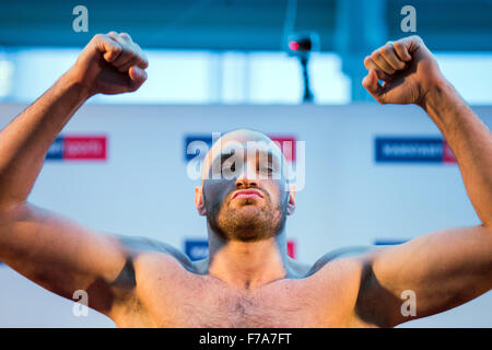 Essen, Allemagne. 27 Nov, 2015. Le boxeur britannique Tyson Fury pose à la pesée officielle à Essen, Allemagne, 27 novembre 2015. Fury fera face à l'Ukrainien Wladimir Klitschko, boxeur poids lourd qui est maintenant le titre de la WBA, IBF, WBO et IBO, dans un combat le 28 novembre 2015. Photo : ROLF VENNENBERND/dpa/Alamy Live News Banque D'Images