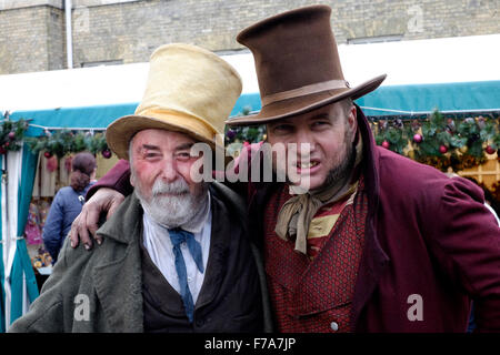 Deux personnages masculins d'effectuer à la moyenne à la fête de Noël victorien 2015 Portsmouth england uk Banque D'Images