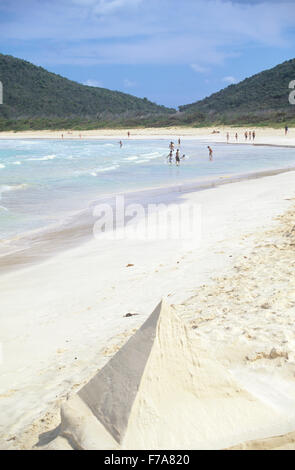 Flamenco Beach est la plus longue et la plage la plus populaire sur l'île de Culebra, Puerto Rico. Banque D'Images