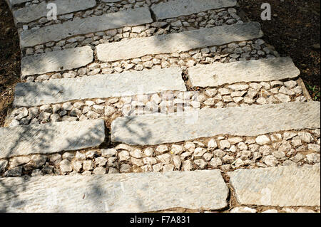 Belles marches de pierre dans le jardin Banque D'Images