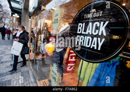 Prague, République tchèque. 27 Nov, 2015. Les grandes chaînes de vente au détail comme Datart et Tesco prendre part à ce qu'on appelle le Black Friday cas de soldes le 27 novembre, pour la première fois cette année 2015, les participants s'engageant à diminuer leurs prix de dizaines de pour cent pour la journée. Au cours des dernières années, principalement l'Internet boutiques ont participé à l'événement. Délai d'actualisation commence détaillant ses prix à Prague, République tchèque. Photo : CTK Vit Simanek/Photo/Alamy Live News Banque D'Images