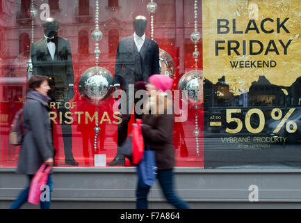 Prague, République tchèque. 27 Nov, 2015. Les grandes chaînes de vente au détail comme Datart et Tesco prendre part à ce qu'on appelle le Black Friday cas de soldes le 27 novembre, pour la première fois cette année 2015, les participants s'engageant à diminuer leurs prix de dizaines de pour cent pour la journée. Au cours des dernières années, principalement l'Internet boutiques ont participé à l'événement. Marks & Spencer détaillant commence l'actualisation de ses prix à Prague, République tchèque. Photo : CTK Vit Simanek/Photo/Alamy Live News Banque D'Images