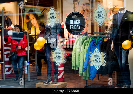 Prague, République tchèque. 27 Nov, 2015. Les grandes chaînes de vente au détail comme Datart et Tesco prendre part à ce qu'on appelle le Black Friday cas de soldes le 27 novembre, pour la première fois cette année 2015, les participants s'engageant à diminuer leurs prix de dizaines de pour cent pour la journée. Au cours des dernières années, principalement l'Internet boutiques ont participé à l'événement. Délai d'actualisation commence détaillant ses prix à Prague, République tchèque. Photo : CTK Vit Simanek/Photo/Alamy Live News Banque D'Images