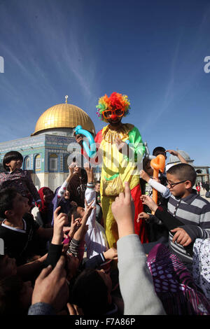 Jérusalem, Jérusalem, territoire palestinien. 27 Nov, 2015. Un clown joue avec les enfants palestiniens en face de la coupole de la mosquée de Rock après la prière du vendredi à la mosquée al-Aqsa, troisième lieu saint de l'Islam, dans la vieille ville de Jérusalem le 27 novembre 2015 Crédit : Mahfouz Abu Turk/APA/Images/fil ZUMA Alamy Live News Banque D'Images