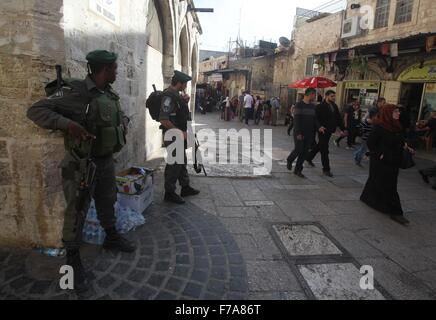 Jérusalem, Jérusalem, territoire palestinien. 27 Nov, 2015. Fidèles musulmans palestiniens marcher devant des policiers israéliens après la prière du vendredi à la mosquée al-Aqsa, troisième lieu saint de l'Islam, dans la vieille ville de Jérusalem le 27 novembre 2015 Crédit : Mahfouz Abu Turk/APA/Images/fil ZUMA Alamy Live News Banque D'Images