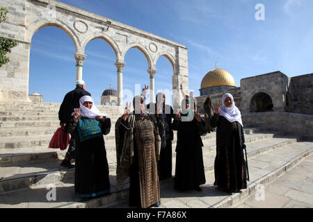 Jérusalem, Jérusalem, territoire palestinien. 27 Nov, 2015. Les femmes palestiniennes victoire éclair chanter devant le dôme de la mosquée de Rock après la prière du vendredi à la mosquée al-Aqsa, troisième lieu saint de l'Islam, dans la vieille ville de Jérusalem le 27 novembre 2015 Crédit : Mahfouz Abu Turk/APA/Images/fil ZUMA Alamy Live News Banque D'Images