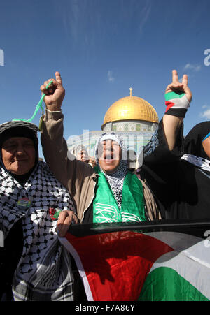 Jérusalem, Jérusalem, territoire palestinien. 27 Nov, 2015. Les femmes palestiniennes victoire éclair chanter devant le dôme de la mosquée de Rock après la prière du vendredi à la mosquée al-Aqsa, troisième lieu saint de l'Islam, dans la vieille ville de Jérusalem le 27 novembre 2015 Crédit : Mahfouz Abu Turk/APA/Images/fil ZUMA Alamy Live News Banque D'Images