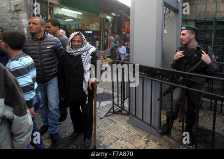 Jérusalem, Jérusalem, territoire palestinien. 27 Nov, 2015. Fidèles musulmans palestiniens marcher devant des policiers israéliens après la prière du vendredi à la mosquée al-Aqsa, troisième lieu saint de l'Islam, dans la vieille ville de Jérusalem le 27 novembre 2015 Crédit : Mahfouz Abu Turk/APA/Images/fil ZUMA Alamy Live News Banque D'Images